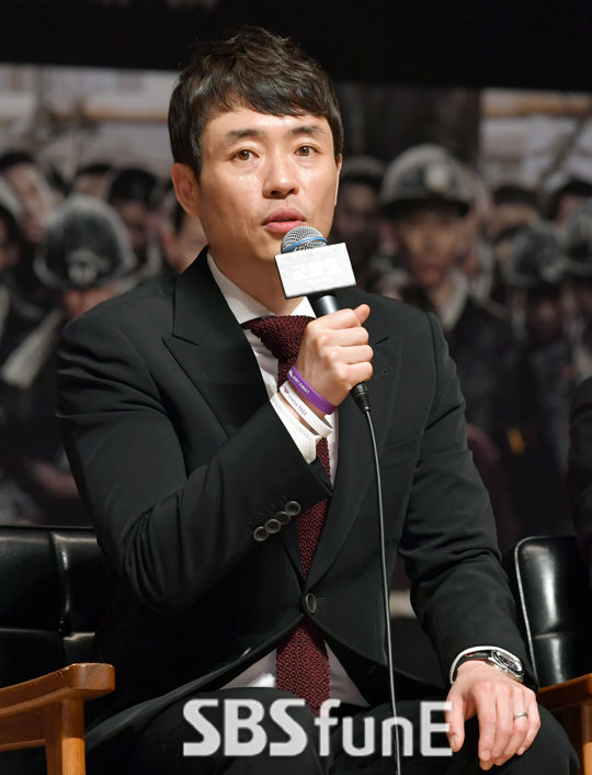 기사 대표 이미지:류승완, 日 기자 군함도 사실 여부 질문에 현답 "짚을 건 짚어야 해"