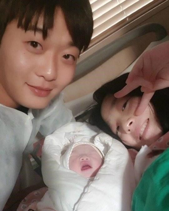 기사 대표 이미지:허민♥정인욱, 부모 됐다…아빠 닮은 딸 공개