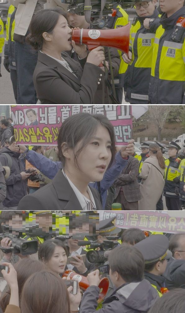 기사 대표 이미지:블랙하우스 확성기 든 강유미 특보, 검찰 소환 이명박 전 대통령에게 물었다