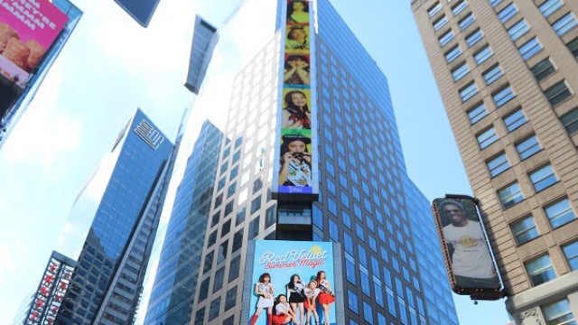 레드벨벳, '더쇼' 1위 후 美 타임스퀘어 외벽 장식