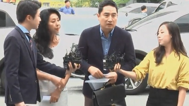 김부선, 경찰 출두 과정서 시민과 설전 해프닝