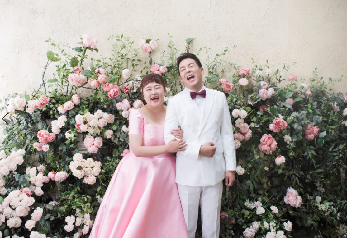 기사 대표 이미지:"30kg 감량한 보람있네"…홍윤화♥김민기, 사랑스러운 웨딩 화보