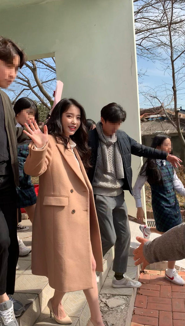 기사 대표 이미지:아이유, "졸업식 와달라"는 고3 팬 위해 김제여고 깜짝 방문 특급 팬사랑