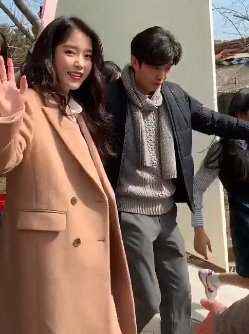기사 대표 이미지:아이유는 상습 이벤트꾼?…김제여고+유인나 밥차 깜짝 선물