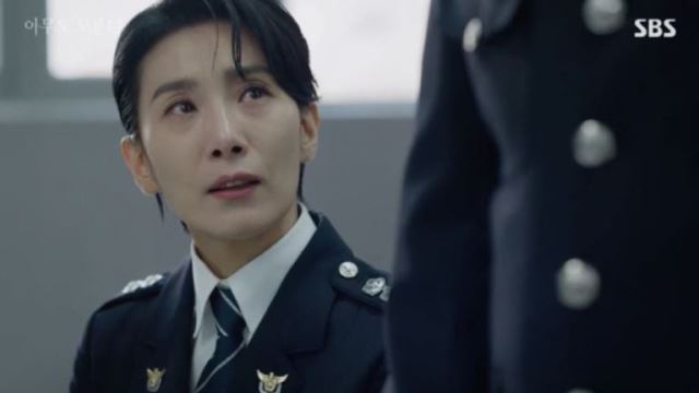 아무도