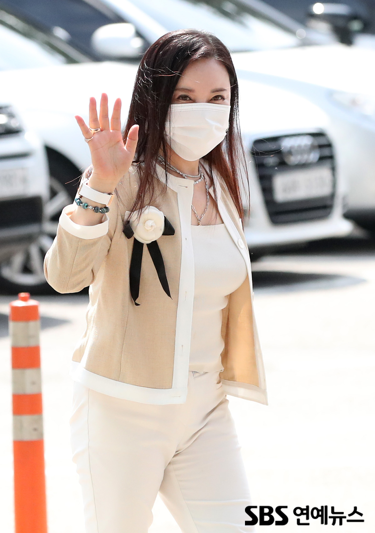 [E포토] 최란</font>, '눈부신 손인사'