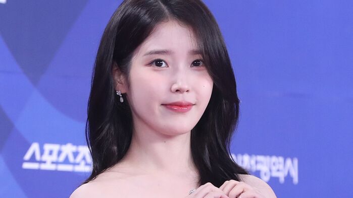 아이유, 2년 만에 공식 팬미팅 개최..."긴 여름 끝에 만나요"