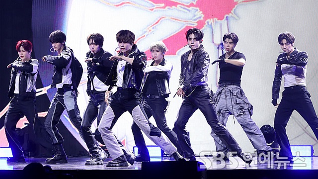 제로베이스원, 성한빈&middot;김지웅&middot;석매튜&middot;김태래&middot;박건욱이 함께 한다