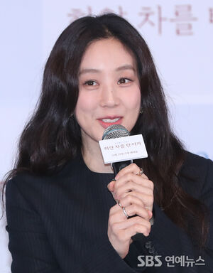 Jung Ryeo-won Breaks 7-Year Film Hiatus with 'The Woman in the White Car': "It Feels like a Bonus"