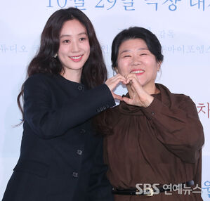 Jung Ryeowon and Lee Jung-eun Turn Heads at 'The Woman in the White Car' Photocall