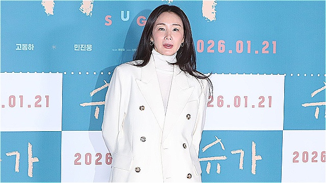 Choi Jiwoo Stuns in All-White at 'Sugar' Press Event