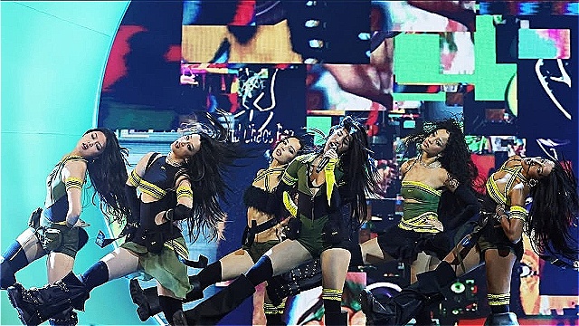 '데뷔 2년 차' 캣츠아이, 미 그래미서 파격 퍼포먼스&hellip;'기립박수' 쏟아져