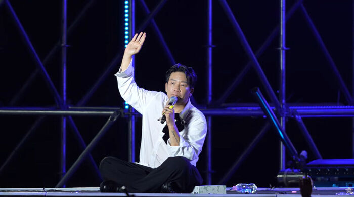 MC Mong Surprises University Festival Goers by Handing Out Cash for Tuition