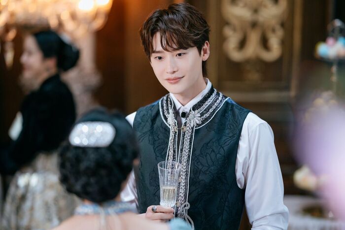 Lee Jong-suk Captivates as Enigmatic Prince Heinrey in 'The Remarried Empress' Alongside Shin Mina