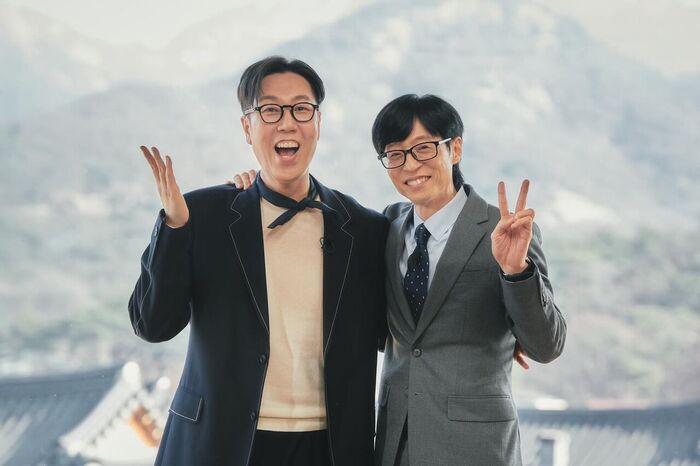 "I Almost Cried" Kim Young-chul Moved to Tears by Yu Jae-seok's Surprise Congratulatory Message for 10th Radio Anniversary