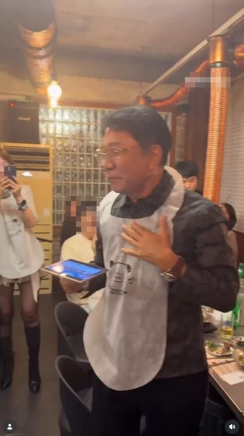Lee Soo-man Treats Diners to K-BBQ After Rookie Group A2O LITE Hits No. 1 Following 3-Year Return