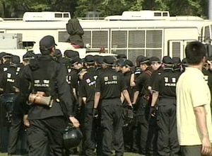 폭력시위 진압중 방패 휘둘러 '국가 배상책임'