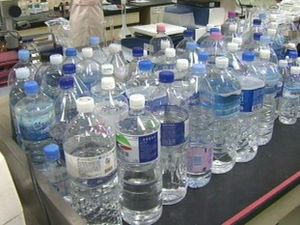 "페트병 물 고온에 오래 방치하면 유해물질"