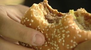 호주 남성 "치킨버거 먹다 이 빠졌다"&hellip;KFC 제소