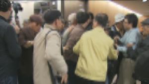 '이석기 처벌 요구' 법원내 시위 어버이연합 3명 입건