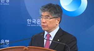 김중수 "저축은행 사태 상당히 조심스러워"