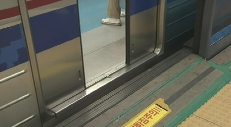 '스크린도어'&hellip;지하철 자살줄고 한강 투신 늘었다