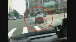 [영상] 충격! 차에 매달린 채 끌려다니는 개