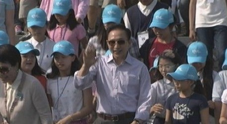이 대통령, '어린이 기자단' 청와대 초청 격려