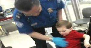 '아저씨 무서워요' 3살배기 보안 검색 논란