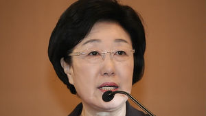 한명숙 '9억 수수 사건' 항소심 선고 내달로 연기