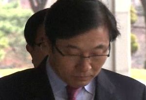 '내가 몸통' 이영호, 검찰 출석&hellip;윗선 집중조사