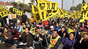 주말 제주해군기지 찬&middot;반 집회 긴장 고조