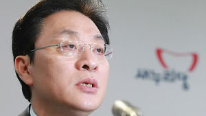 검찰 출두 정두언&hellip;'배달사고' 해명 통할까