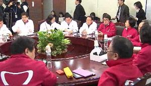 "전&middot;현 정권 특검" "195회 청와대 출입"&hellip;사찰 맞불
