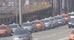 "기름값 올라 못살겠다" 택시들 거리 한복판서 시위
