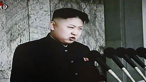 북 김정은, 군 열병식서 첫 공개연설