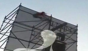 철골 위에서 신나게 춤추던 男, 중심 잃고 그만&hellip;