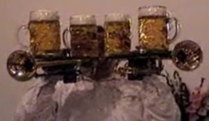 트럼펫에 맥주 4천cc 올린 男, 괴력의 연주 '화제'