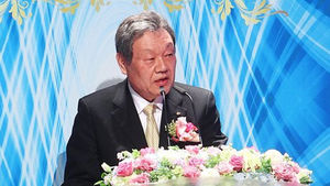 어윤대, 빌 게이츠ㆍ워런 버핏과 인맥 쌓는다