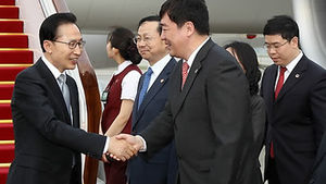 이 대통령, 정상회의 열리는 베이징 도착
