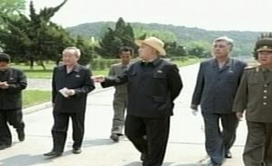 [지금 북한은] 만경대유희장서 풀 뽑은 김정은