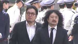 '나꼼수' 김어준 경찰 소환&hellip;6시간 묵비권 행사