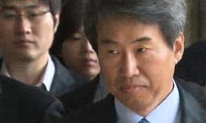 'SLS 로비' 이국철&middot;신재민 징역 3년 6개월 선고