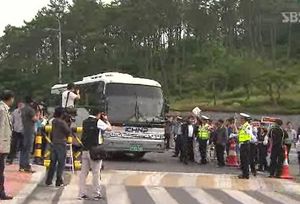 고리원전 지역 주민, IAEA 실사단 저지 몸싸움