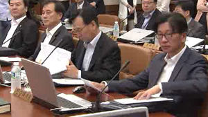 12개월째 금리 동결&hellip;금통위, 인하 가능성 시사