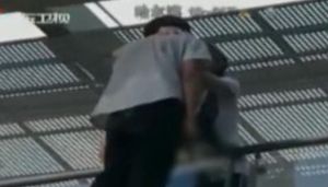 길에서 만난 남성에게 갑자기 키스를&hellip;왜?