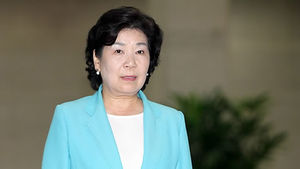 '옷 로비 의혹' 임혜경 부산교육감 소환 조사