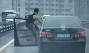 운전석 문에 올라타 한 손 운전 '엽기'