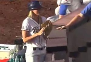 MLB 금발미녀의 파울볼 캐치 '기똥차네'