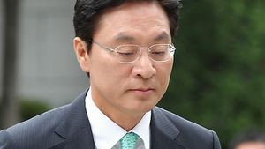 검찰, 정두언 피의자로 조사&hellip;금품수수 부인